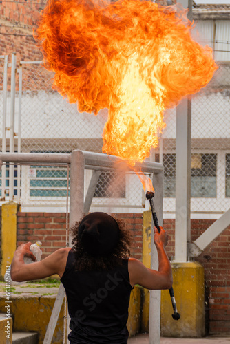 hombre lanzando fuego por la boca