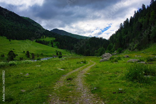Obraz na płótnie Mountainous landscape in the Benasque Pyrenees w salonie