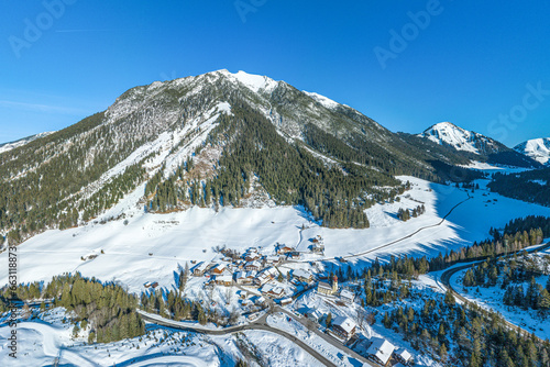 Winter im Namloser Tal in Tirol, Ausblick auf die kleine Gemeinde Namlos