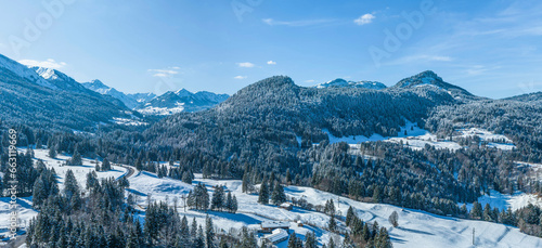 Herrlicher Wintertag in den Allgäuer Alpen - Ausblick ins Kleinwalsertal
