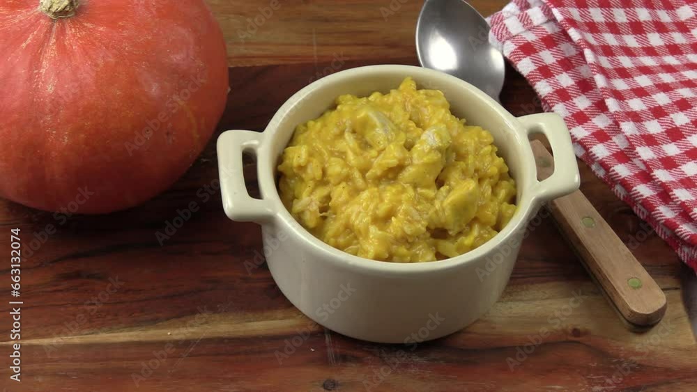 risotto de poulet au potiron, en gros plan