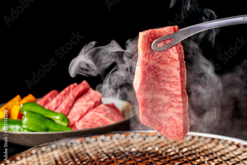 霜降り牛肉を焼くシーン