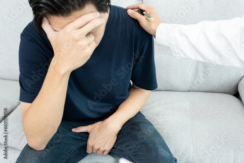 Fotografía Man hold hand in front of private parts feeling discomfort and consult doctor