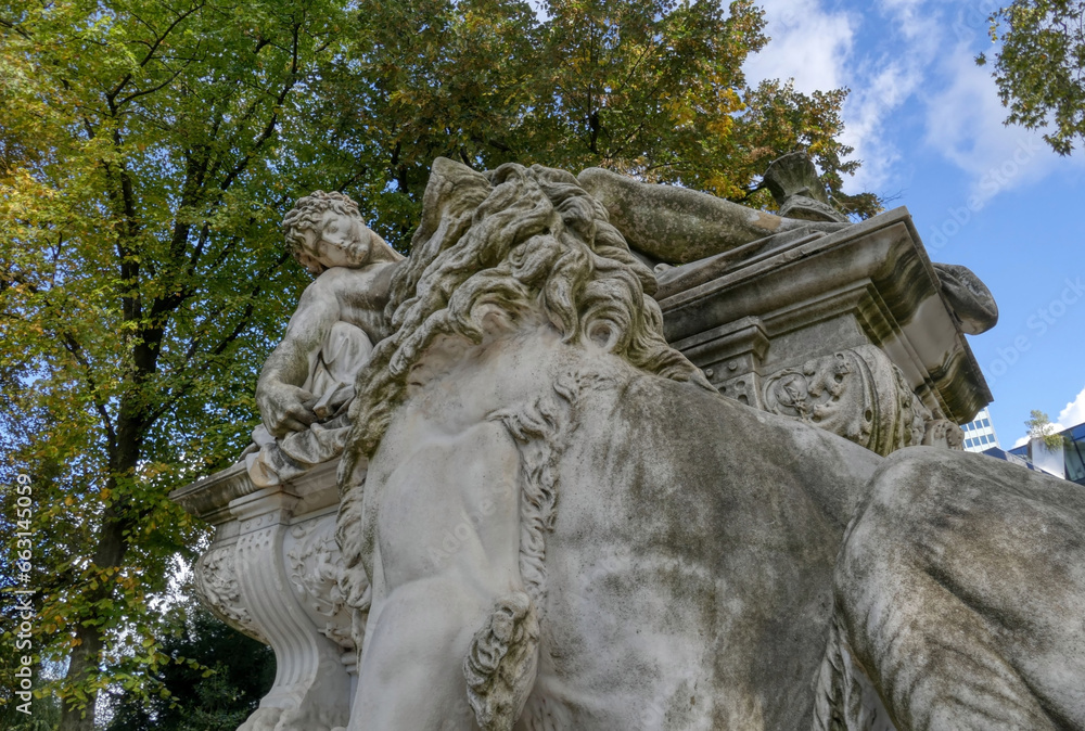Fototapeta premium Historisches Denkmal in einem Park im Zentrum von Düsseldorf