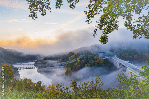 Blick auf die Hängebrücke Titan RT im Harz zum Sonnenaufgang. Nebelfelder über den Bäumen und der Rappbodetalsperre