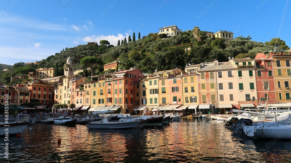 Maisons colorées sur le quai longeant le port de plaisance du village de Portofino en Ligurie, sur la Riviera italienne, au bord de la mer Méditerranée (Italie)