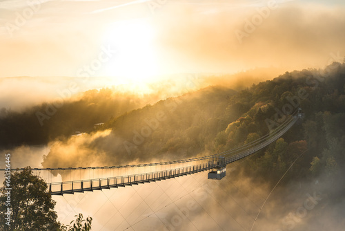 Titel: Blick auf die Hängebrücke Titan RT im Harz zum Sonnenaufgang. Nebelfelder über den Bäumen und im Bodetal. photo