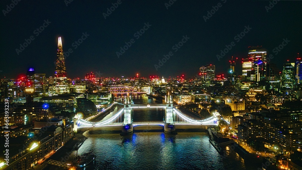 Fototapeta premium View the Tower Bridge at night in London