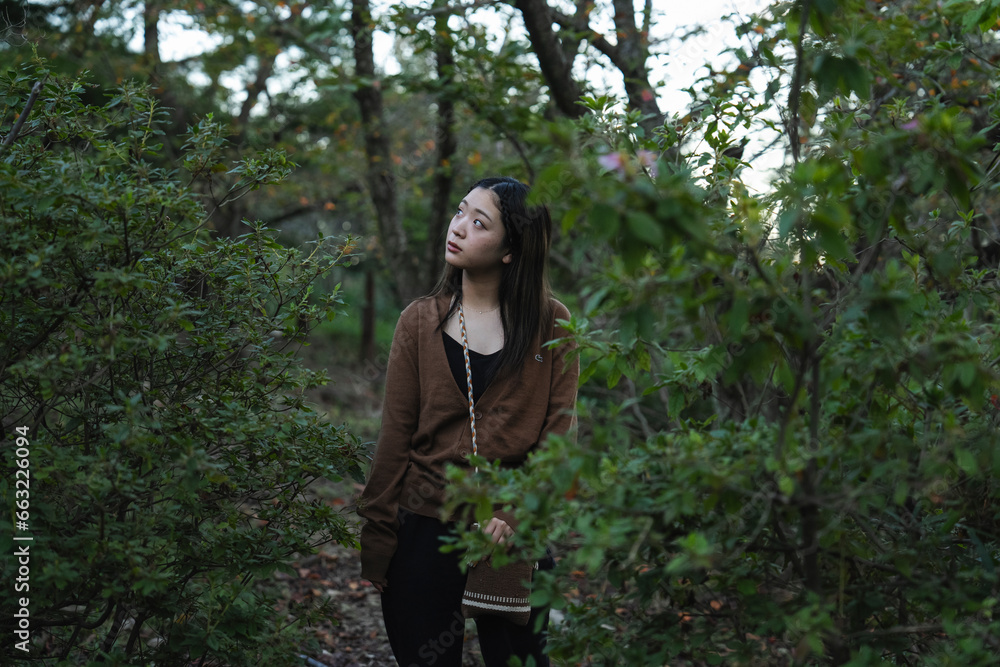 山を散策する女性 山を散策する女性