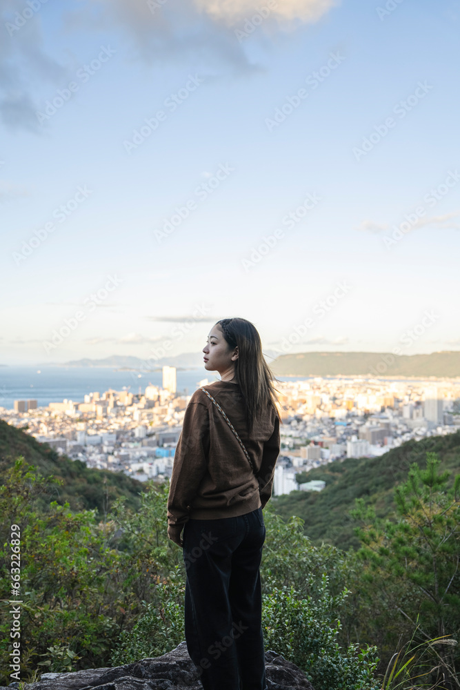 Naklejka premium 山林を散策する女性