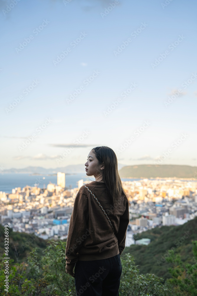 山林を散策する女性 山林を散策する女性