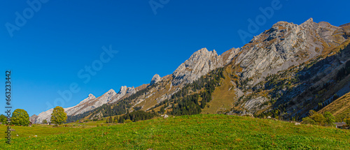 Les Aravis, depuis le secteur des Confins (La Clusaz) photo