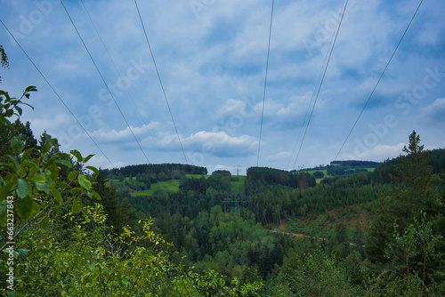 Strom, Stromleitung, Strommast an der Bleilochtalsperre bei Harra, Thüringen, Deutschland