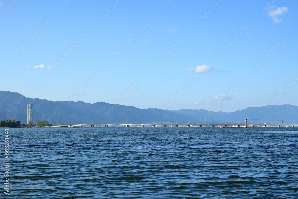 琵琶湖に架かる近江大橋と湖西の山並み