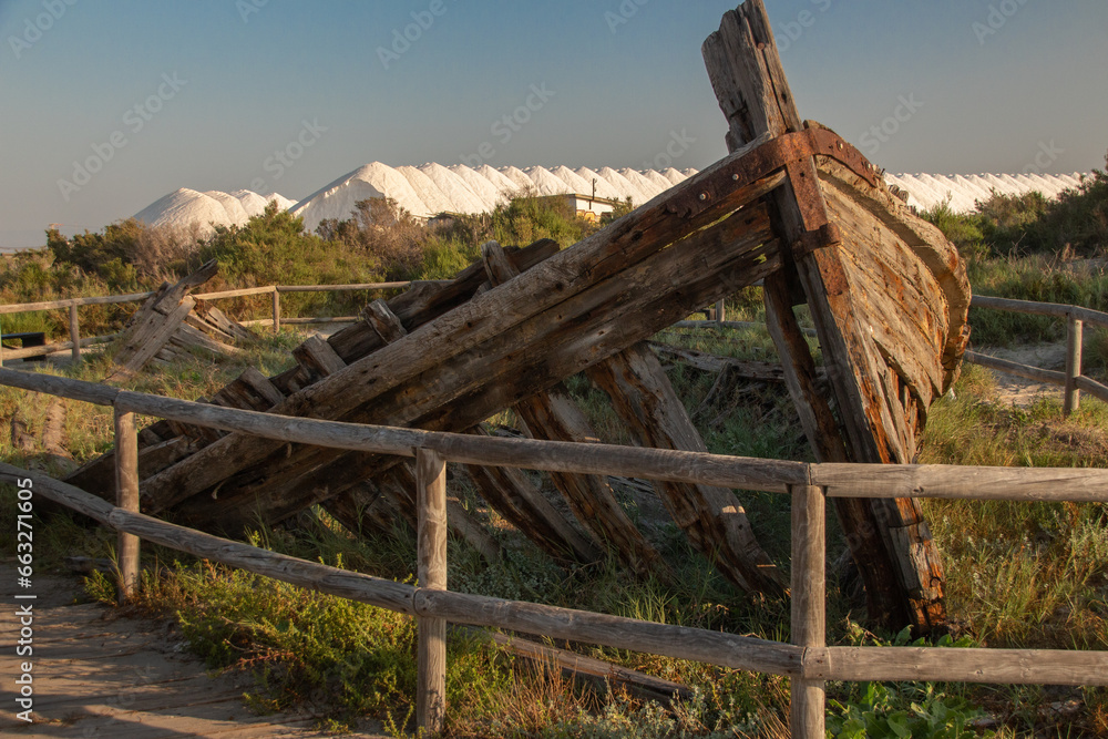 Provincia de Alicante - Santa Pola - Playa de la Gola, embarcadero, restos de barcazas y restos de La Guerra Civil 