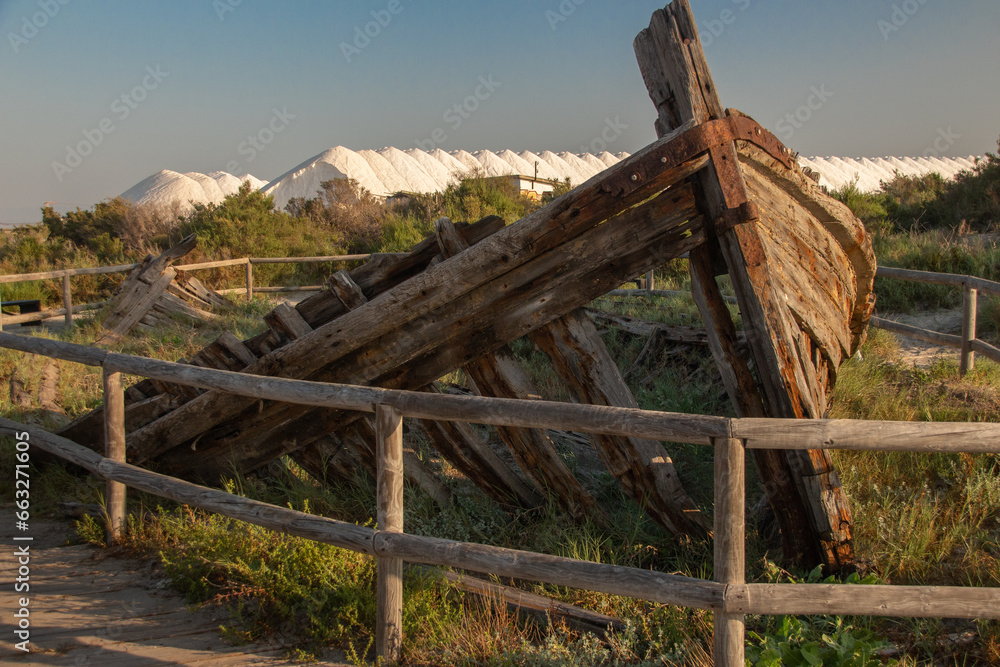 Provincia de Alicante - Santa Pola - Playa de la Gola, embarcadero, restos de barcazas y restos de La Guerra Civil Provincia de Alicante - Santa Pola - Playa de la Gola, embarcadero, restos de barcazas y restos de La Guerra Civil