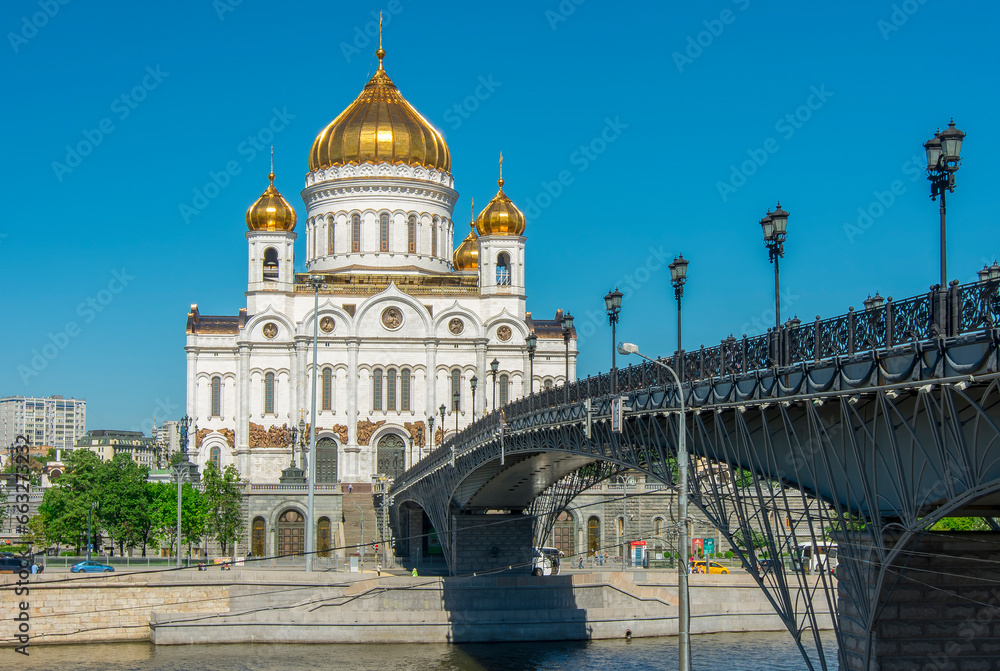 Cathedral of Christ the Savior (Khram Khrista Spasitelya) and Patriarshy bridge, Moscow, Russia