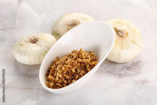 Dried roasted onion flakes for culinary
