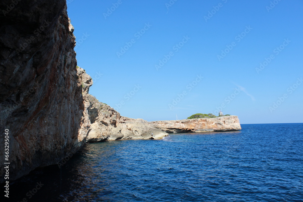 Felsenküste und Klippen der Insel Mallorca