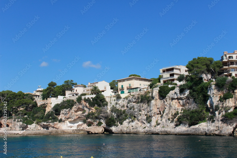 Häuser auf den Felsen-Klippen der Küste von Mallorca