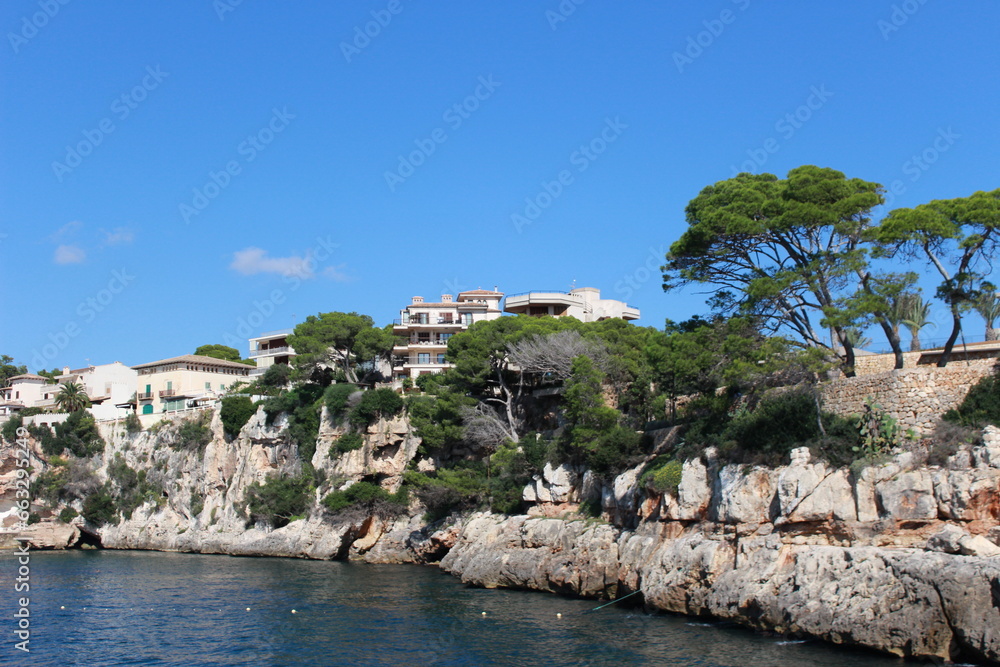 Häuser auf den Felsen-Klippen der Küste von Mallorca