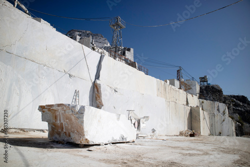 Documentation of the extraction of white marble