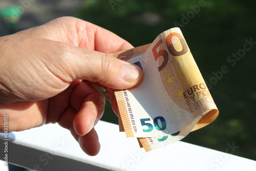 Banconote da 50 euro nelle mani di un uomo - ricchezza photo