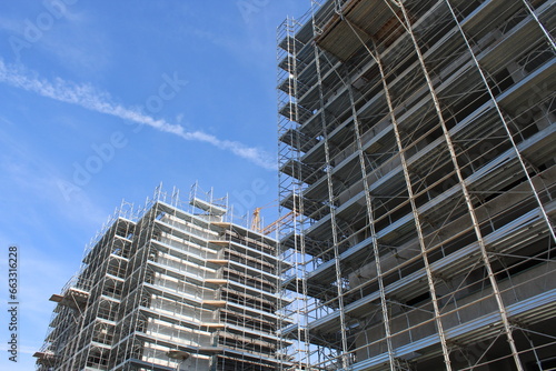 Lavori in corso nel cantiere edile per costruire nuovi edifici