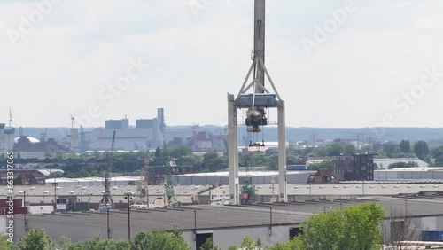 Drohnenflug Hafenkran, Drohne steigt