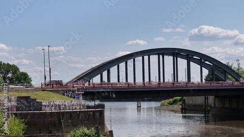 Brücke Drohnenflug parallel