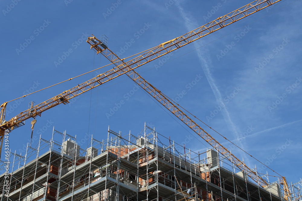 Lavori in corso nel cantiere edile per costruire nuovi edifici Lavori in corso nel cantiere edile per costruire nuovi edifici