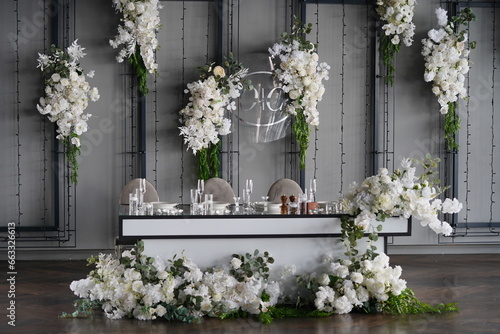 Wedding table in a restaraunt decorated with flowers and glowing decorations