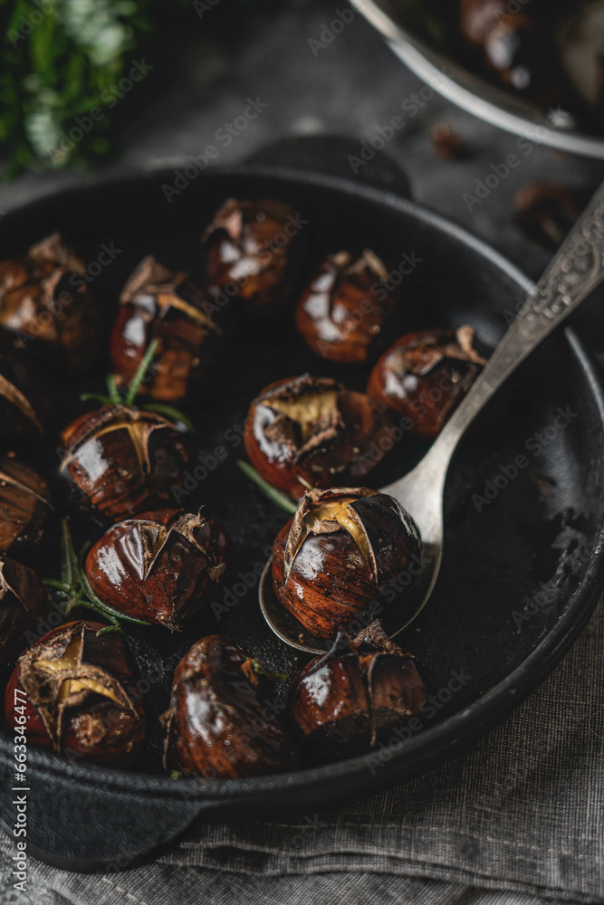 Fototapeta premium roasted chestnuts