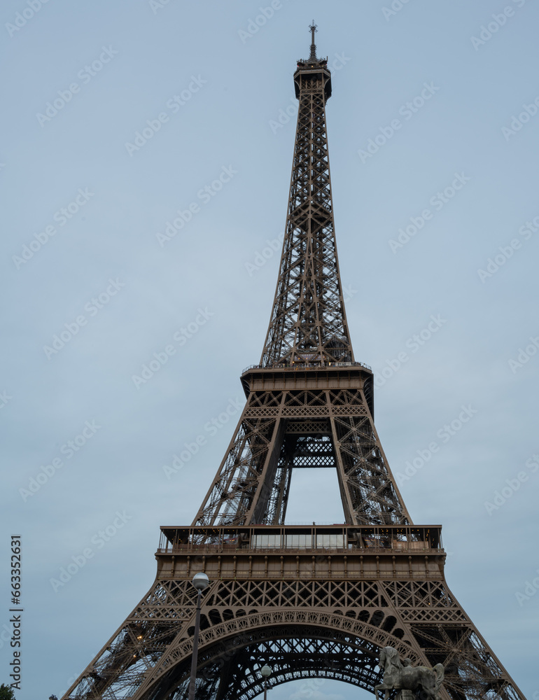 Blick auf den berühmten Pariser Eiffelturm in Paris