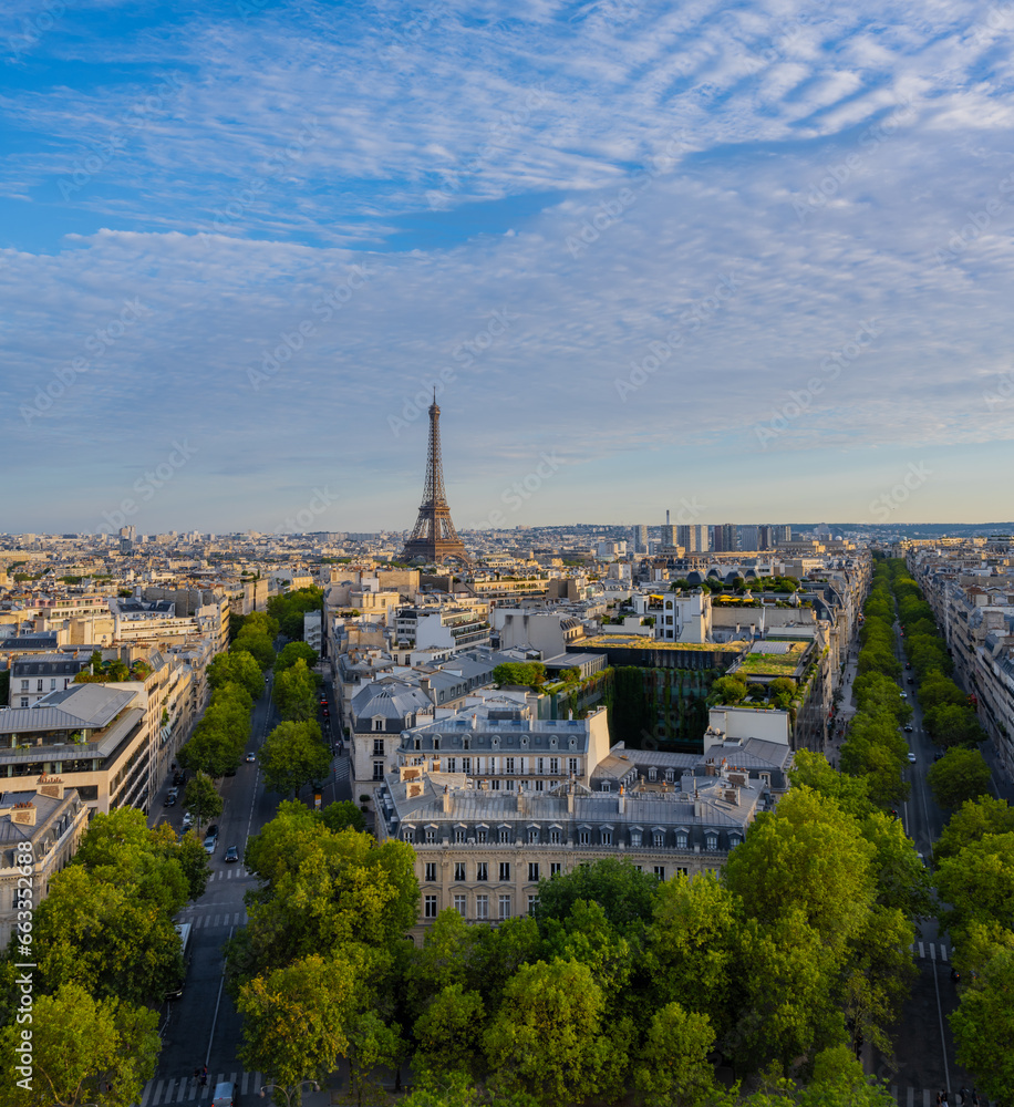 Straße und Gebäude mit Blick auf den berühmten Pariser Eiffelturm in Paris
