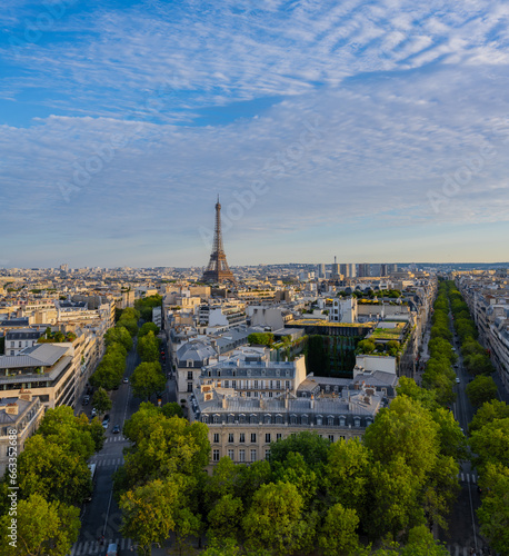 Straße und Gebäude mit Blick auf den berühmten Pariser Eiffelturm in Paris