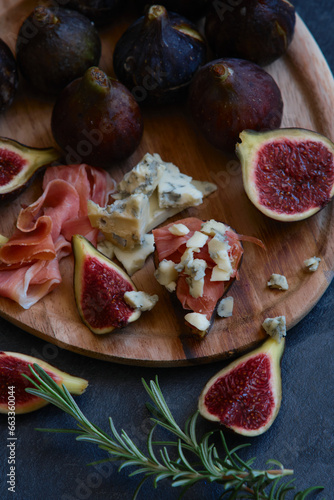 figs cheese with mold and jamon