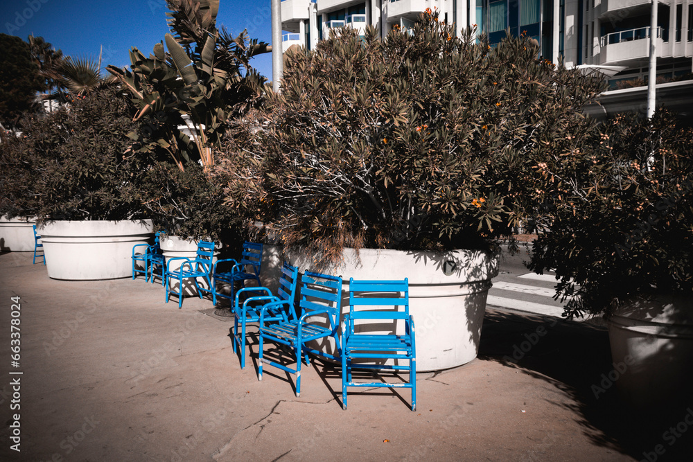 Naklejka premium Cannes Ładne niebieskie krzesła na wybrzeżu Lazurowego Wybrzeża w czarno-białym formacie vintage
