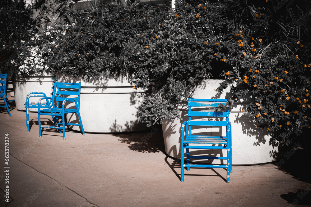 Cannes Ładne niebieskie krzesła na wybrzeżu Lazurowego Wybrzeża w czarno-białym formacie vintage - obrazy, fototapety, plakaty 