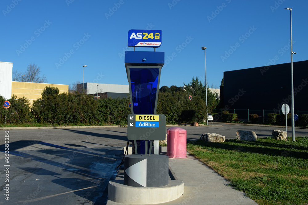 Le panneau d'une station service reservée au Poids-Lours et camions AS ...