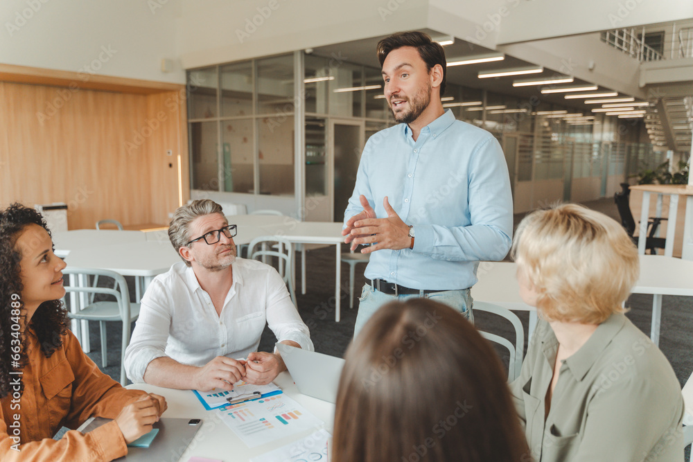 Obraz premium Group of successful managers planning project, startup, working together in modern office