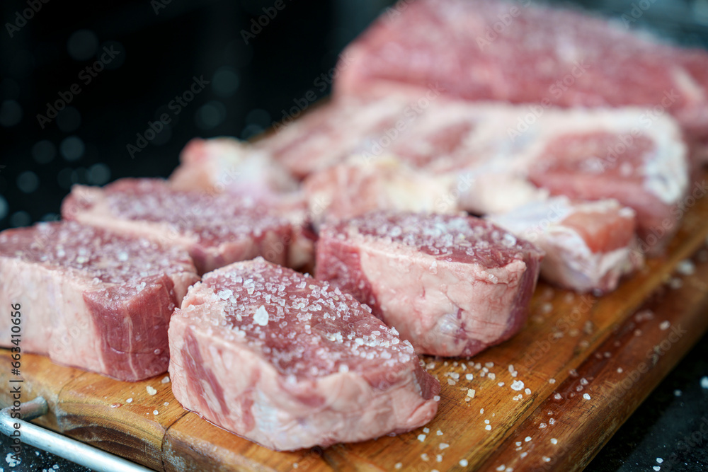 Carnes para churrasco temperadas com sal grosso.