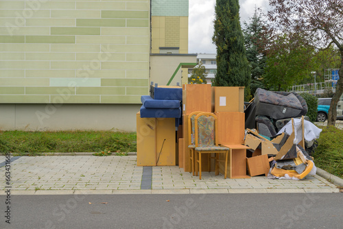 Sperrmüll auf einem Parkplatz zur Abholung