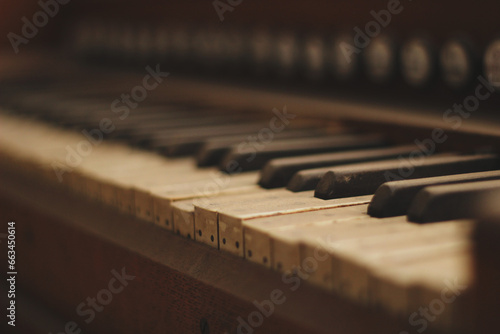 Old Piano (ID: 663450614)