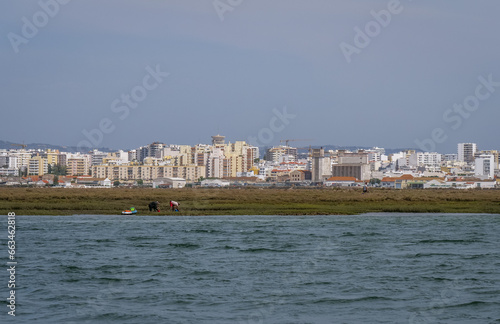 Vue de Faro depuis la Praia de Faro