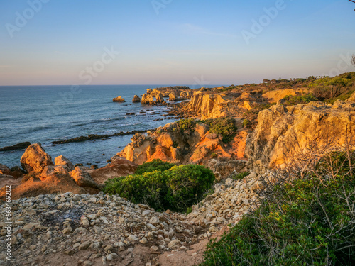 Falaises color  es de l Algarve au Portugal