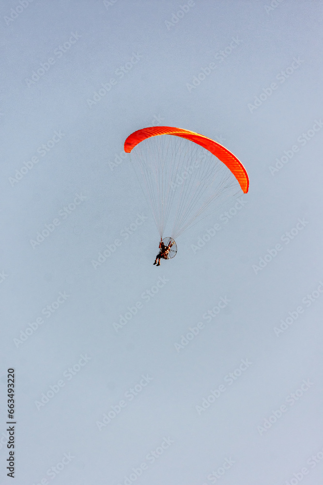 Vista del piloto de paramotor volando sobre la playa natural en la costa Tropical en Motril, Granada, España Vista del piloto de paramotor volando sobre la playa natural en la costa Tropical en Motril, Granada, España