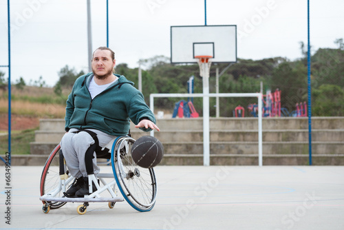 Fényképezés athlete in wheelchair practicing dribbling movement in basketball court