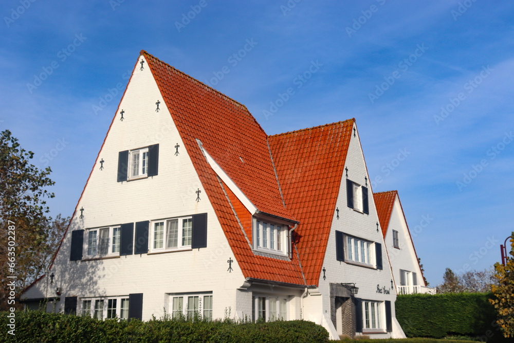 Landhaus im Villenviertel im historischen Badeort De Haan, Belgien	