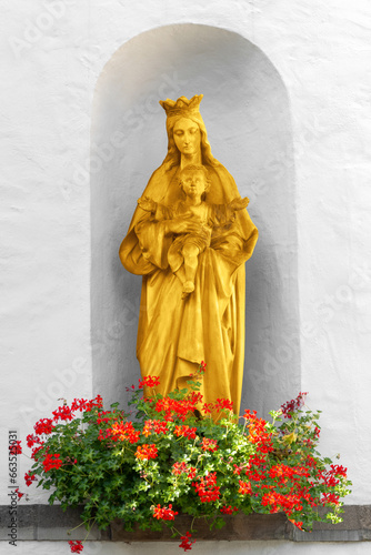 Heiligenfigur, Mutter Maria mit Jesus, Kirche St. Benedikt, Herbern photo